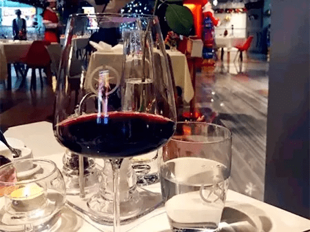 因为|红酒又涩又苦，为什么都还抢着喝？