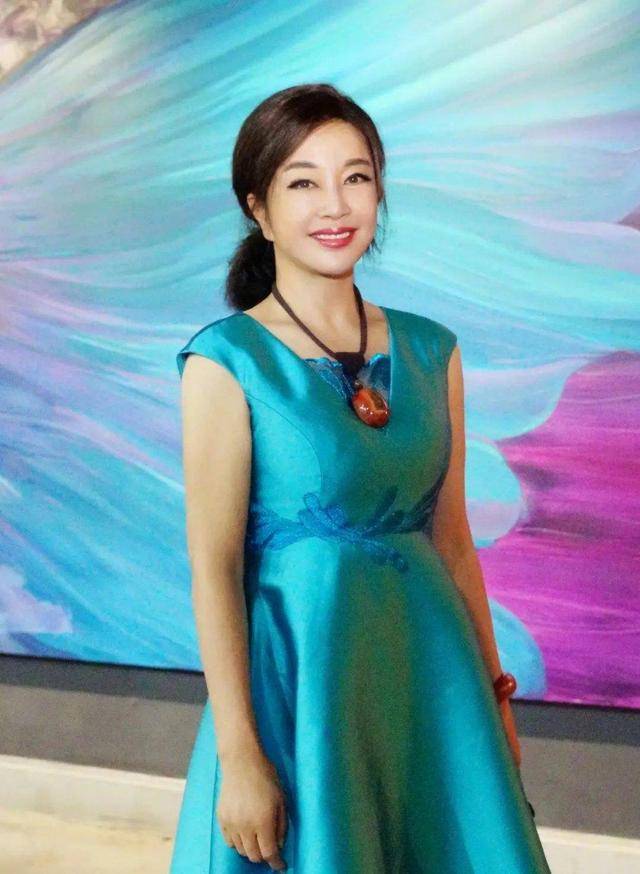 显得 刘晓庆穿银色礼服挺霸气，开叉裙摆露出纤细小腿，笑容光彩照人