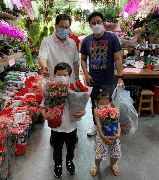 休闲风 真羡慕郭晶晶！霍启刚不摆豪门架子，穿休闲装带女儿为老婆买珠宝