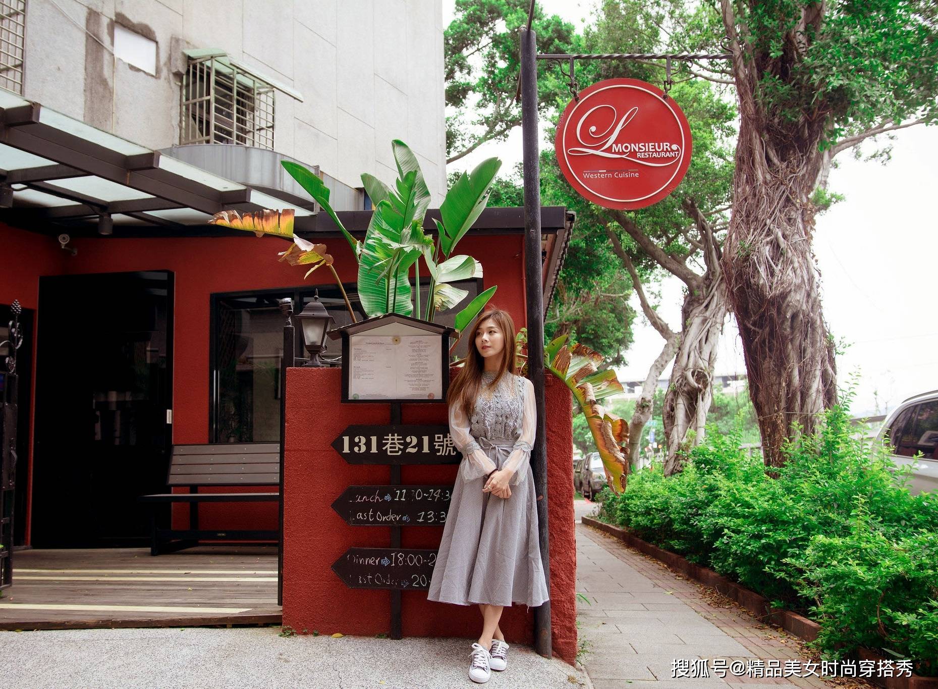 帆布鞋 灰色的蕾丝上衣尽显甜美韩范，网纱拼接灯笼袖时尚减龄有气质