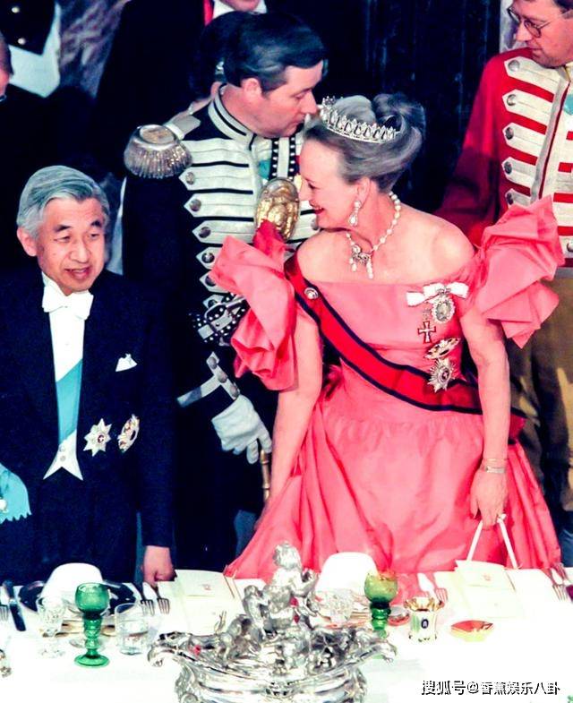 英国皇室 81岁还抹甲油吃热狗？公主心不灭的丹麦女王，才是真正少女模样