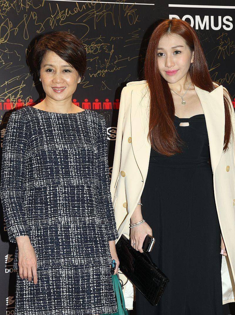 黑色 赌王四太梁安琪终于不扮嫩,认真穿小香风连衣裙,气场很难被超越