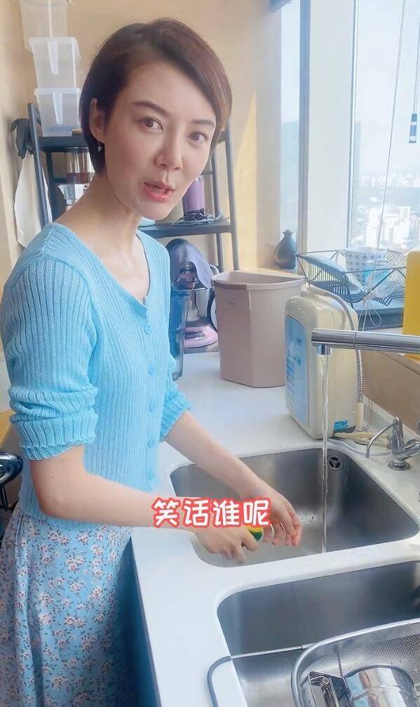 曲线美 车晓还是增点肥吧，穿针织衫身材仍平坦，虽时尚但瘦得少了女人味