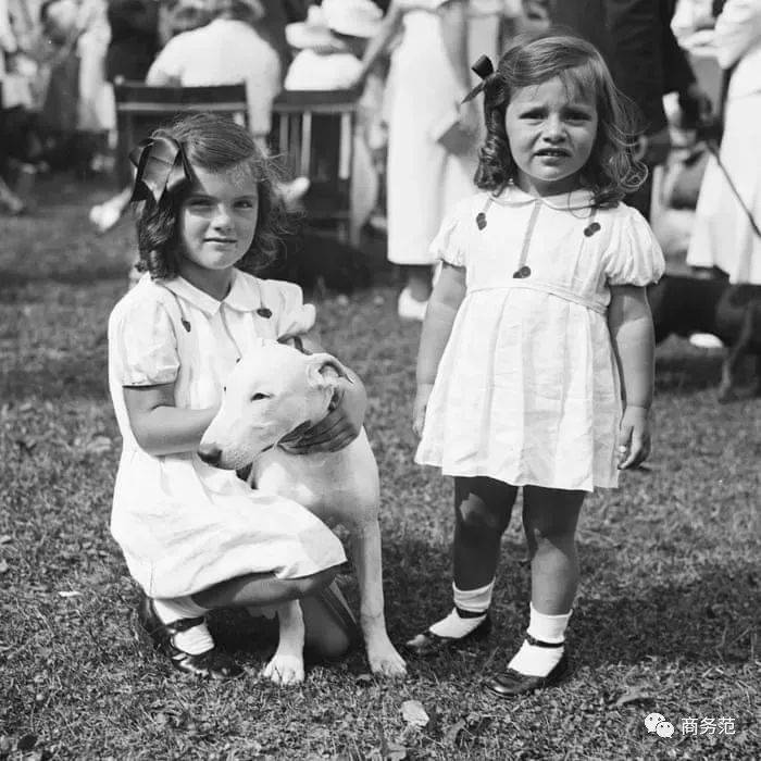 生活史上最强塑料名媛姐妹：姐姐嫁总统、妹妹当王妃，还一起抢首富撕了一辈子…