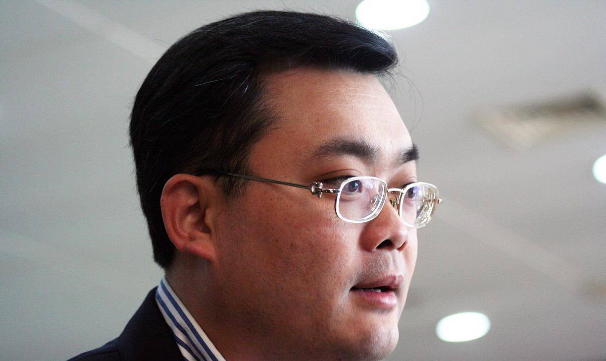 原创看完王健林的儿子再看曹德旺大儿子曹晖的表现差距真是太大了