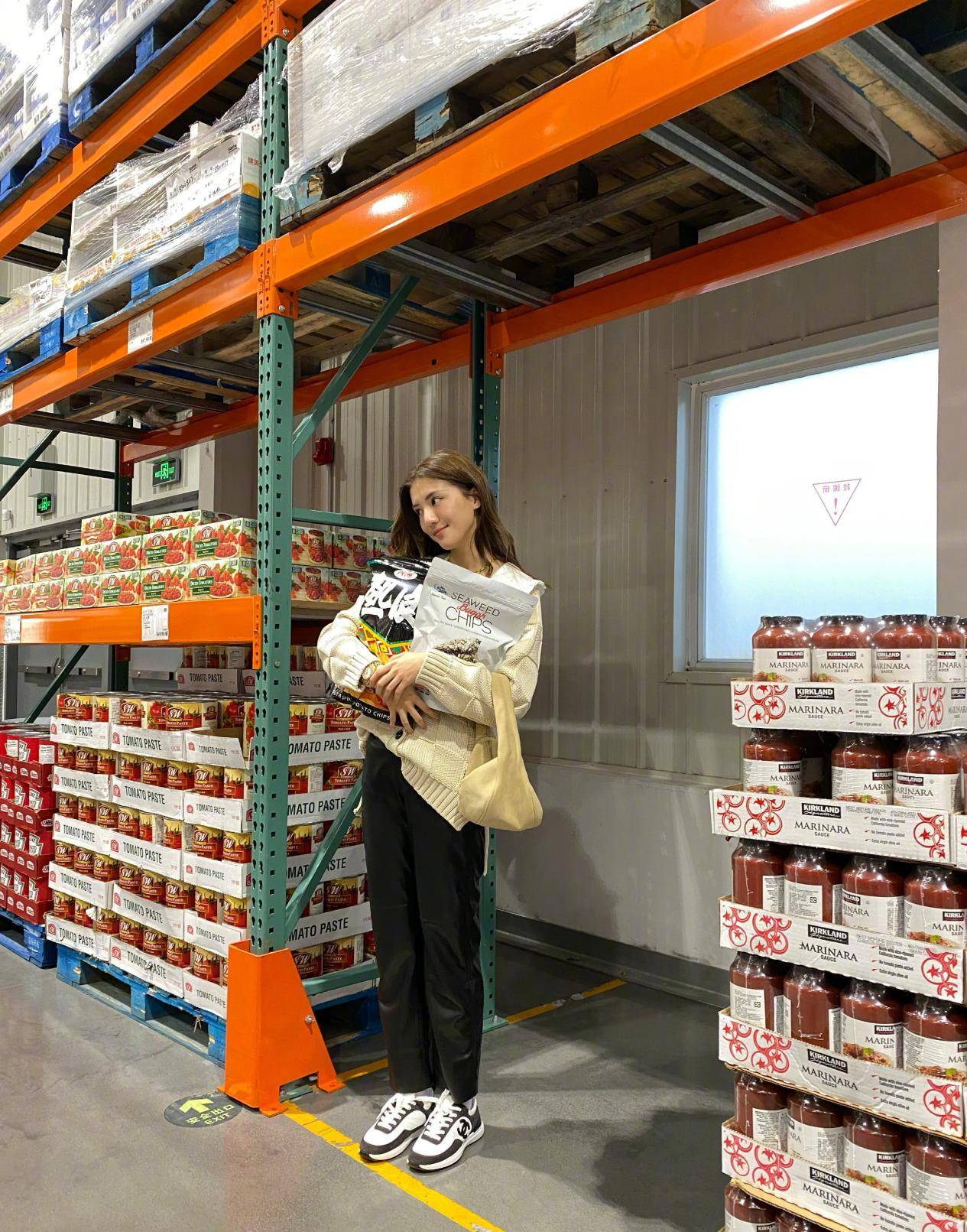 边塞 吴千语收工逛超市，穿毛衣配皮裤像网红打卡，薯片袋比脸还大两圈