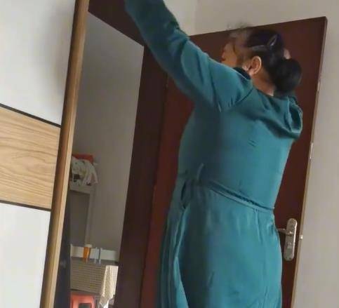 网友 重庆妈妈买新裙子问女儿好不好看，女儿：怀疑是给我买的但没证据