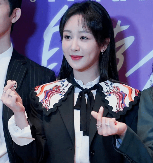 西装女星生图较量：杨紫黑长直显浮肿，热巴红色蕾丝裙，热依扎白西装