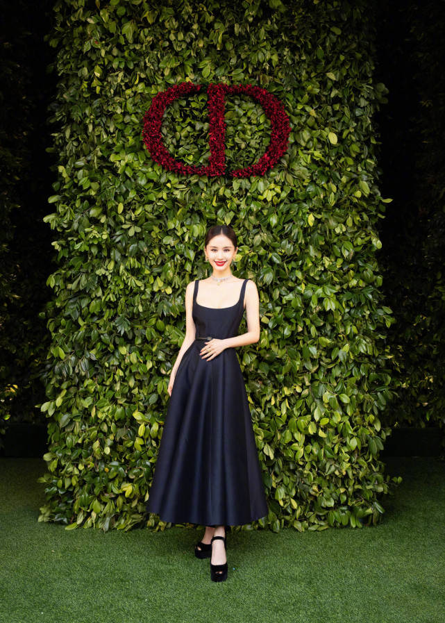 吊带 江苏五龙——看王子文、杨颖Angelababy、热依扎对同款吊带连衣裙的不同演绎！