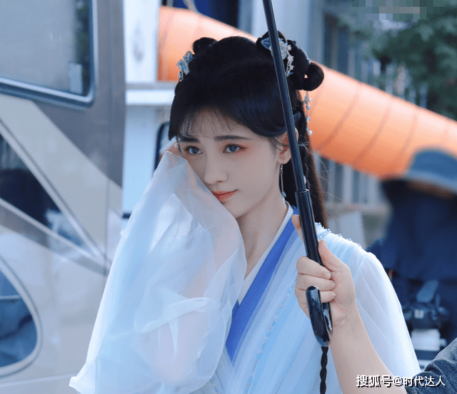 剑眉鞠婧祎终于“换妆”了，但网友却直言：像女装大佬
