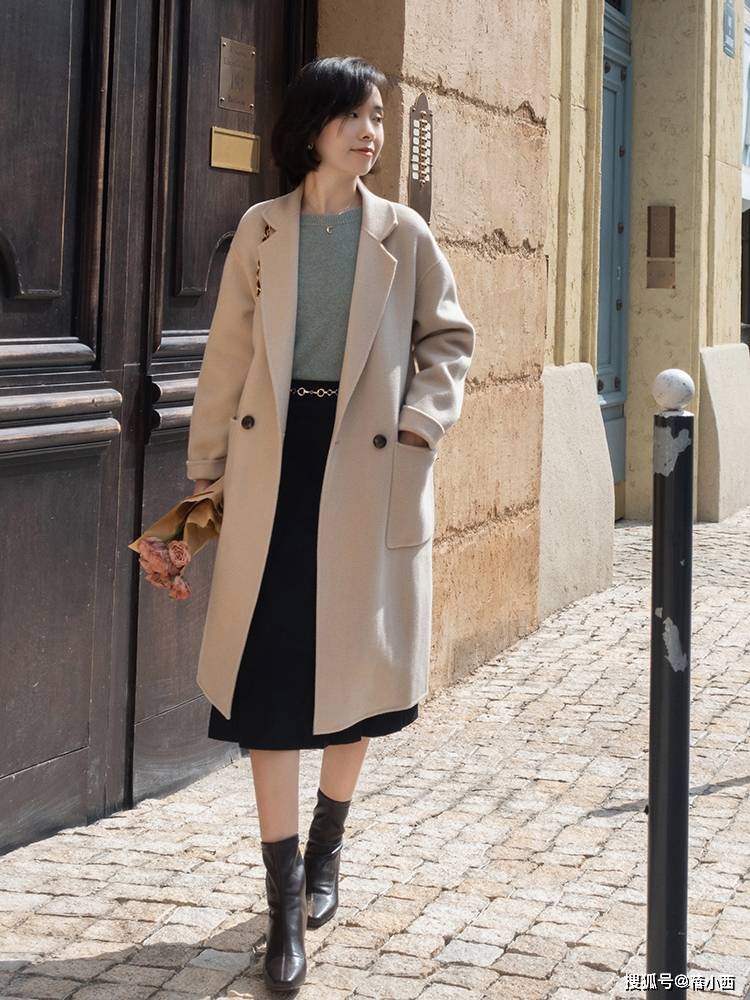 上装 女人年过40别穿得太老气，建议多穿“半身裙”，搭配毛衣高级优雅