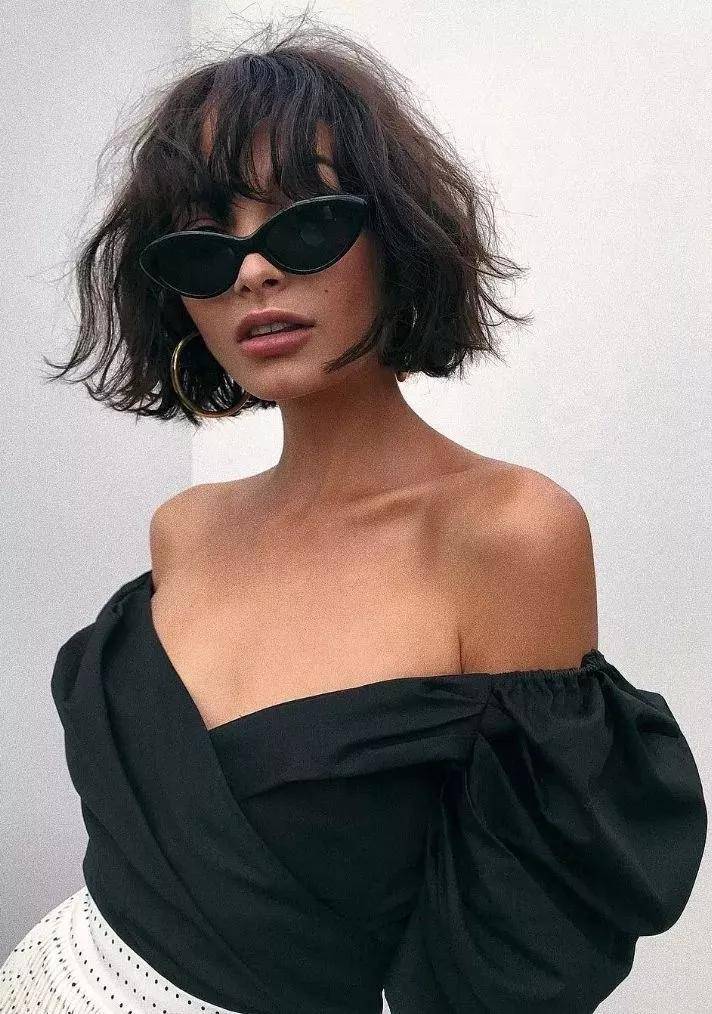 卷发爱美的女生短发该怎么剪才会更有气质、更有型?大有讲究!