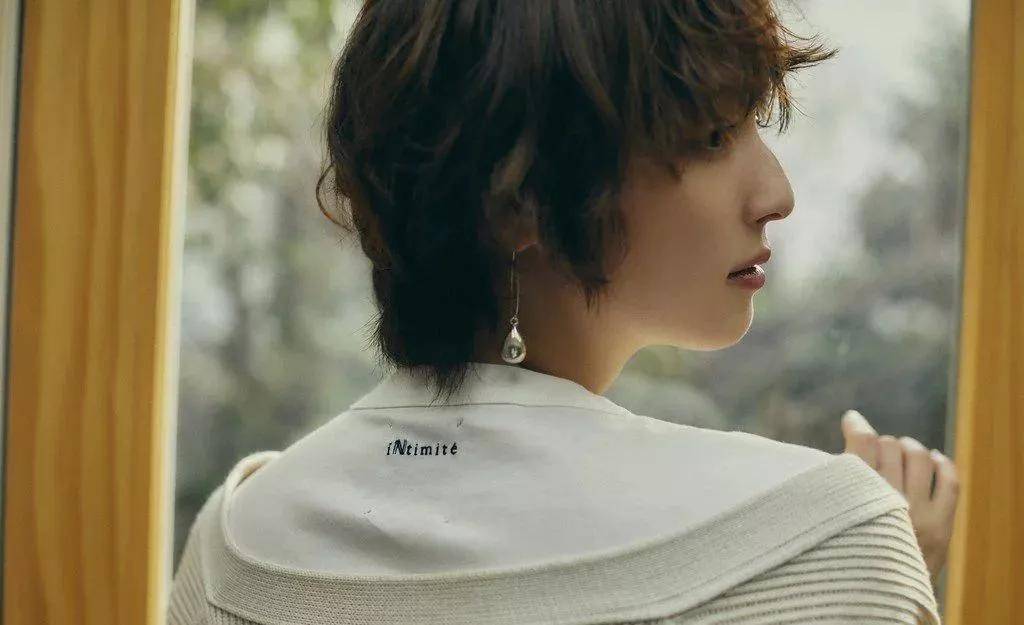 卷发爱美的女生短发该怎么剪才会更有气质、更有型?大有讲究!