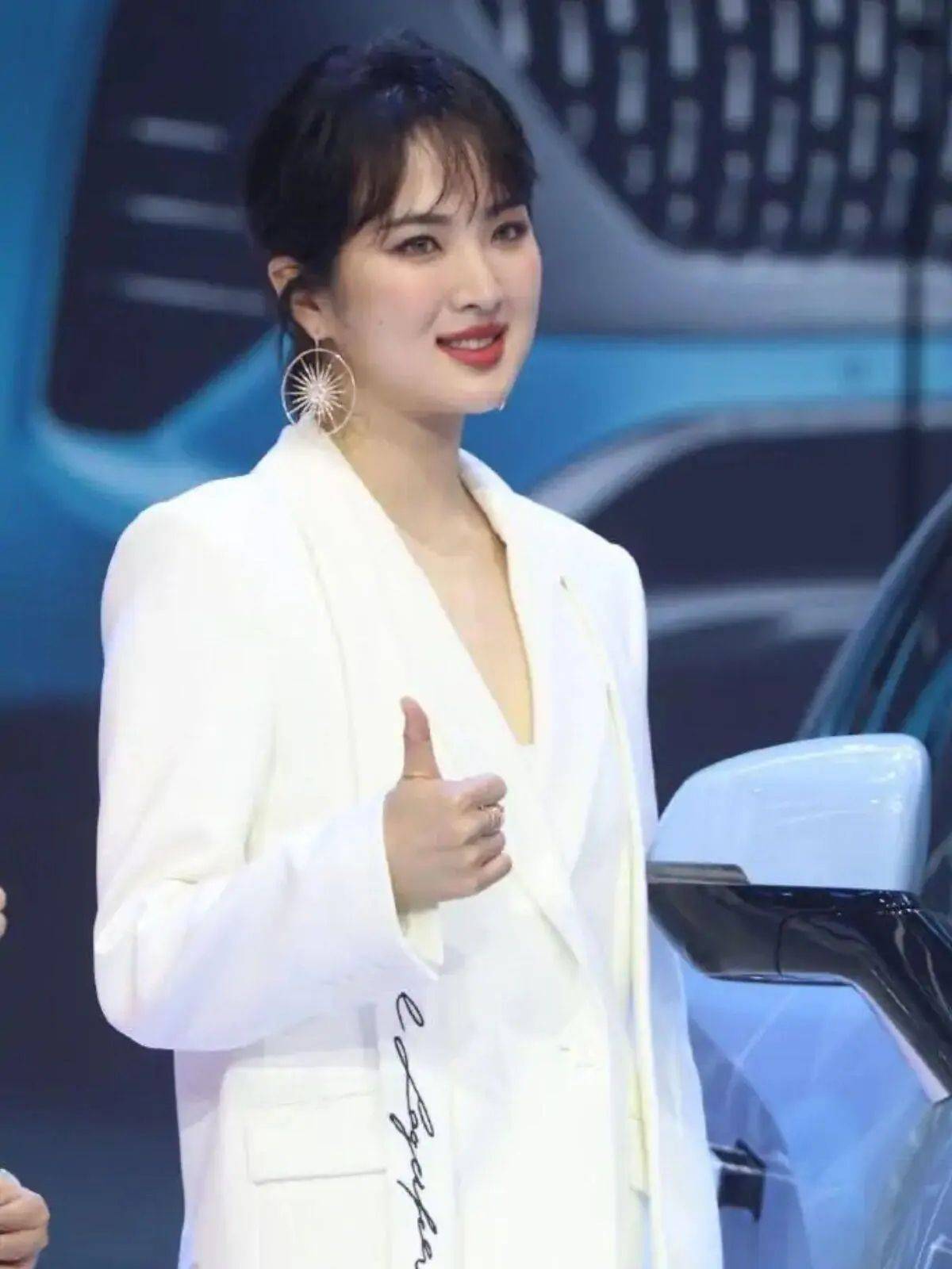 富家 姚安娜改变风格，穿一身男士西装配利落短发，富家千金变职场精英