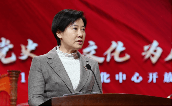 威海市副市长杨丽致辞时表示,威海市高度重视文化工作,聚焦"满足群众