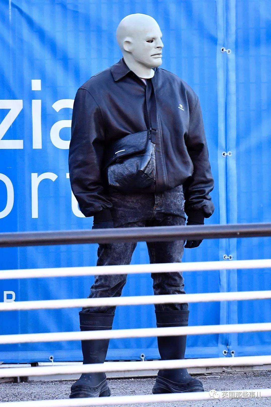 侃爷头戴白人女性头套现身机场吓坏众人网友这是心肺复苏课吗