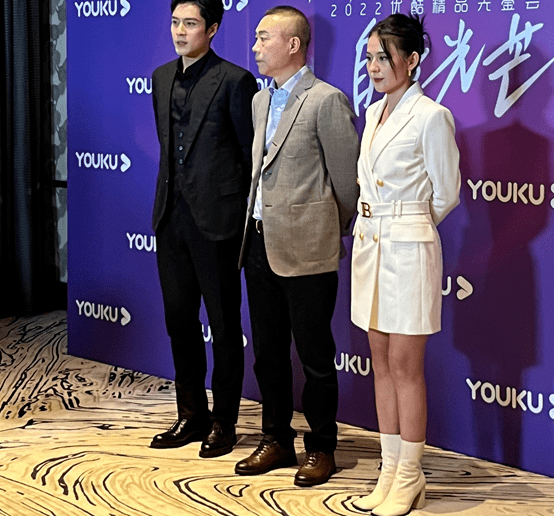 西装女星生图较量：杨紫黑长直显浮肿，热巴红色蕾丝裙，热依扎白西装