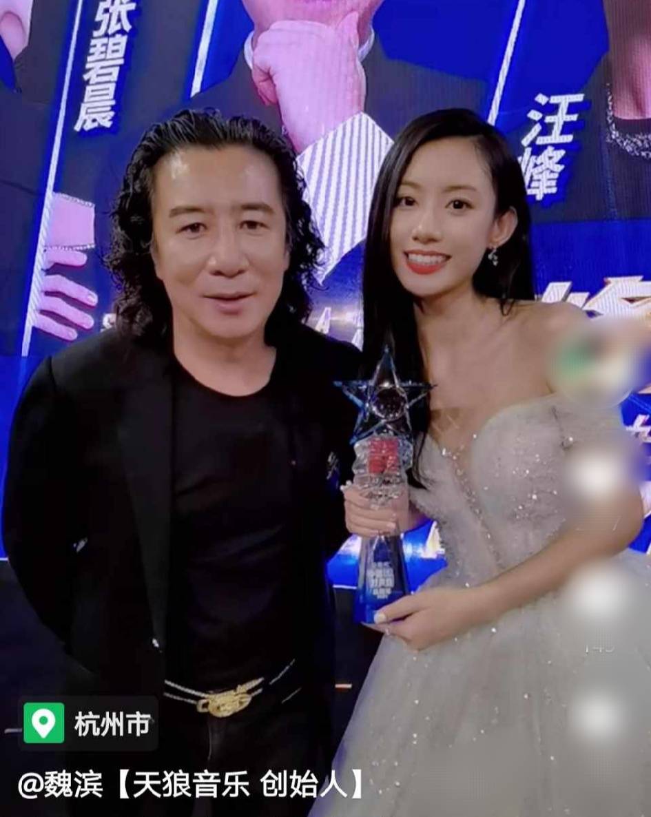 王靖雯|伍珂玥的老板，真不简单