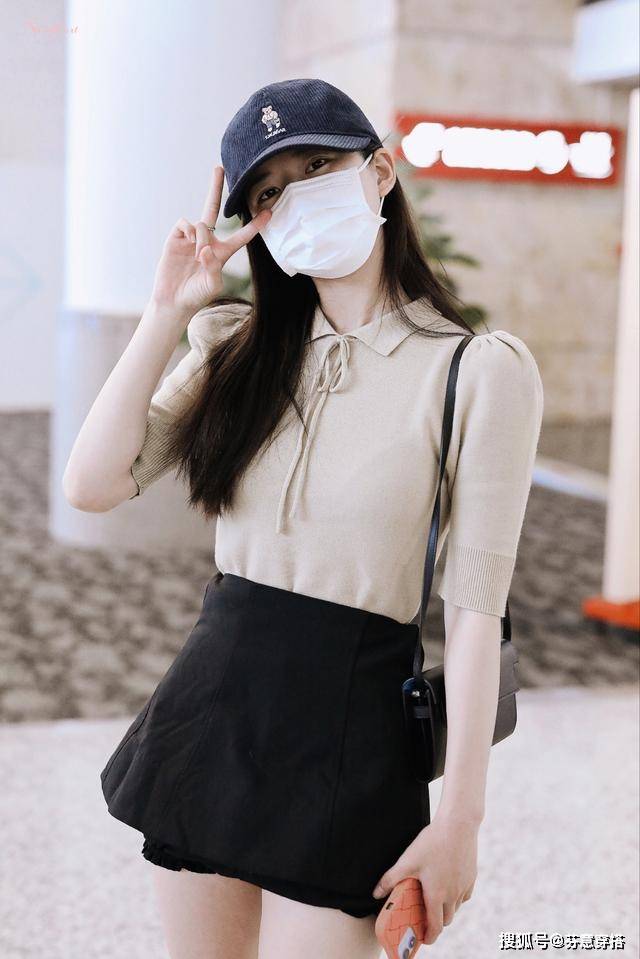 季节 赵露思太拼了，大夏天走机场还穿“皮靴”，网友：不嫌热吗？
