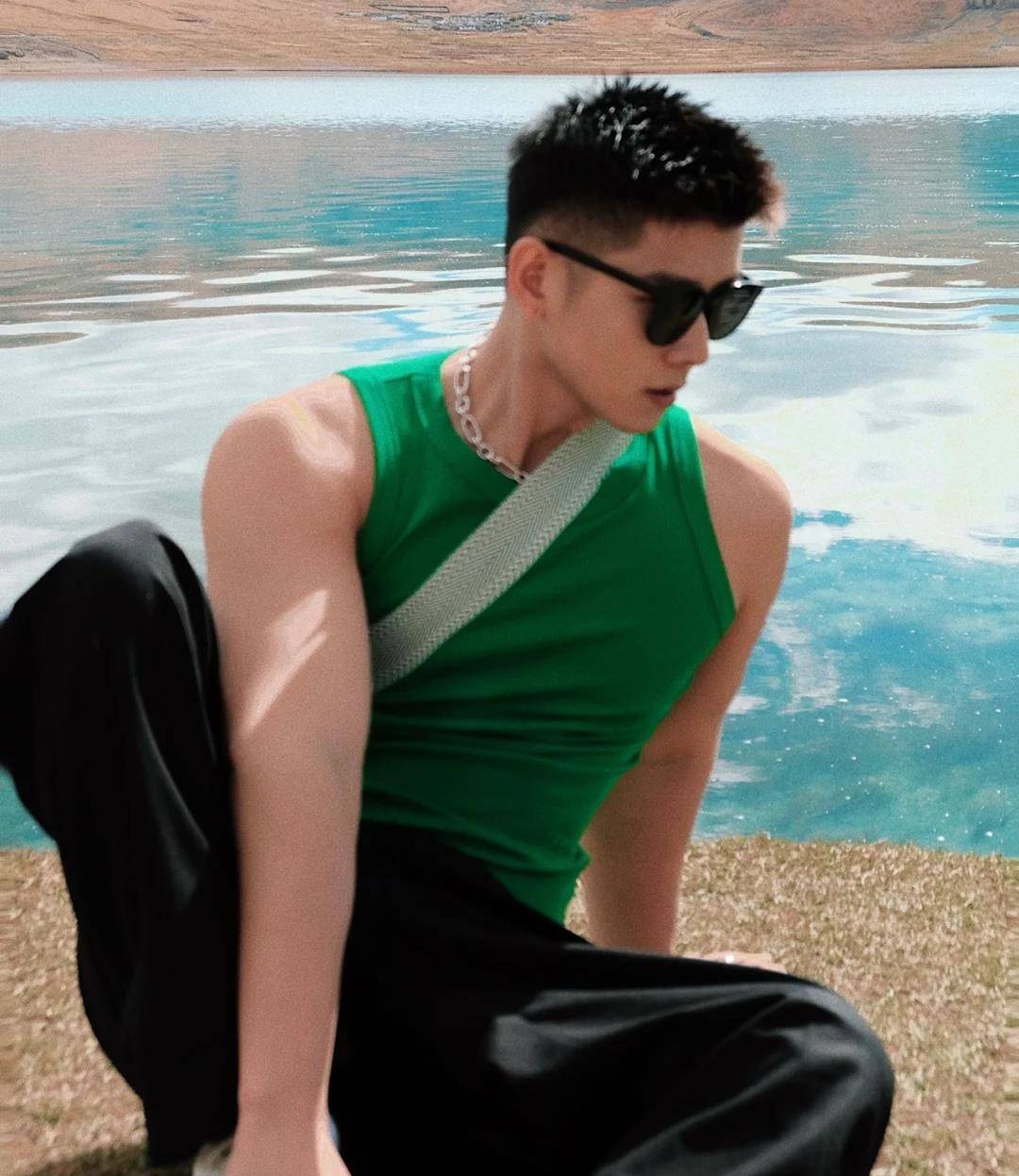 寸发 寸发阳光气质男生,绿色背心显酷更显肌肤白净,俊秀五官更加迷人