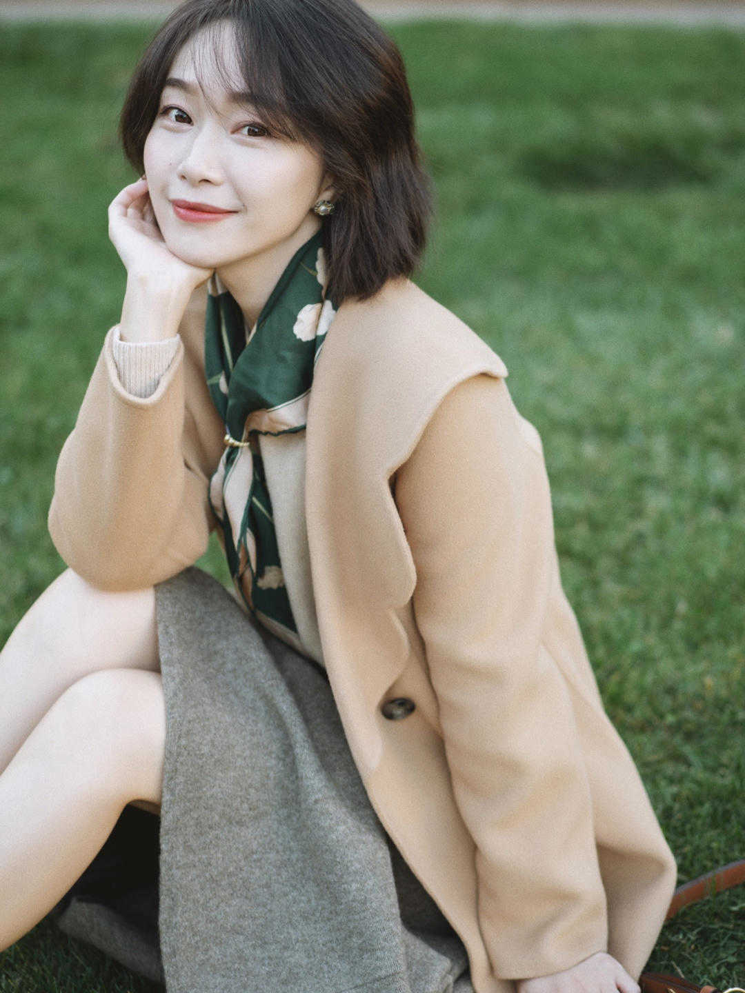 是属于 冬天必备的“大衣”，搭配半身裙或者牛仔裤温柔又洋气，时髦大方