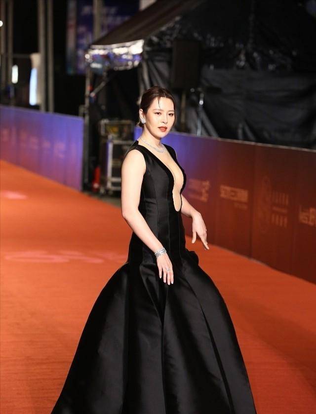 魅力 别看刘品言身材好，但穿着紧身礼裙也能勒出肉感，气场还挺强的