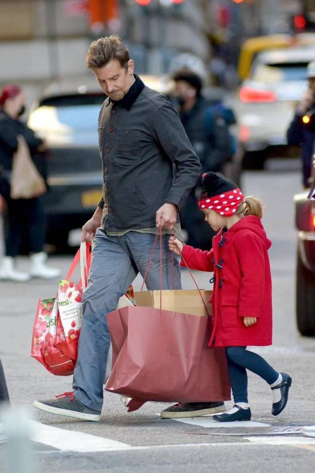 米妮 超模伊莲娜甩爱女给前夫带！Lea宝终于亮相太萌了，戴米妮帽贼可爱