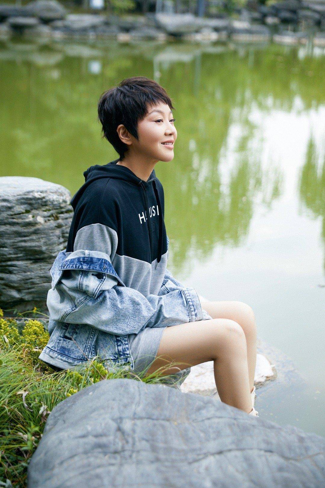 卫衣 50岁闫妮状态太好,穿卫衣配牛仔外套还玩“下衣失踪”,减龄俏皮