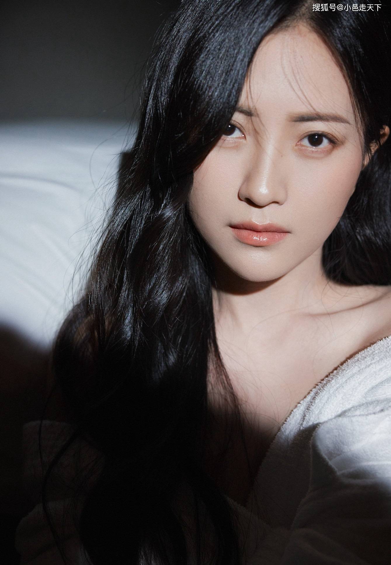 包文婧黝黑长发恬静写真