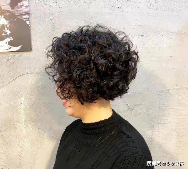 卷发50岁女人尽量远离这“4种”发型，不仅大妈感十足，还显老没气质