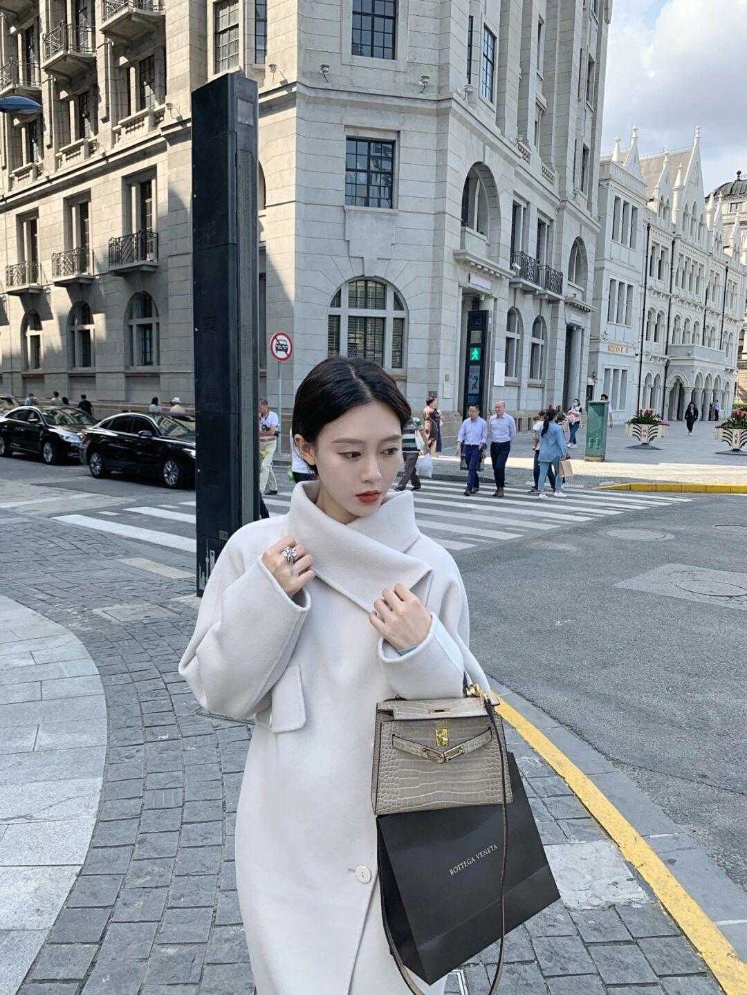 显得 冬季穿搭没思路？看看这些洋气又高级的“大衣”穿法，百搭又实用