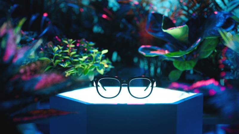 技术|AR时代奇点临近，雷鸟创新发布业内首款双目全彩MicroLED全息光波导AR眼镜