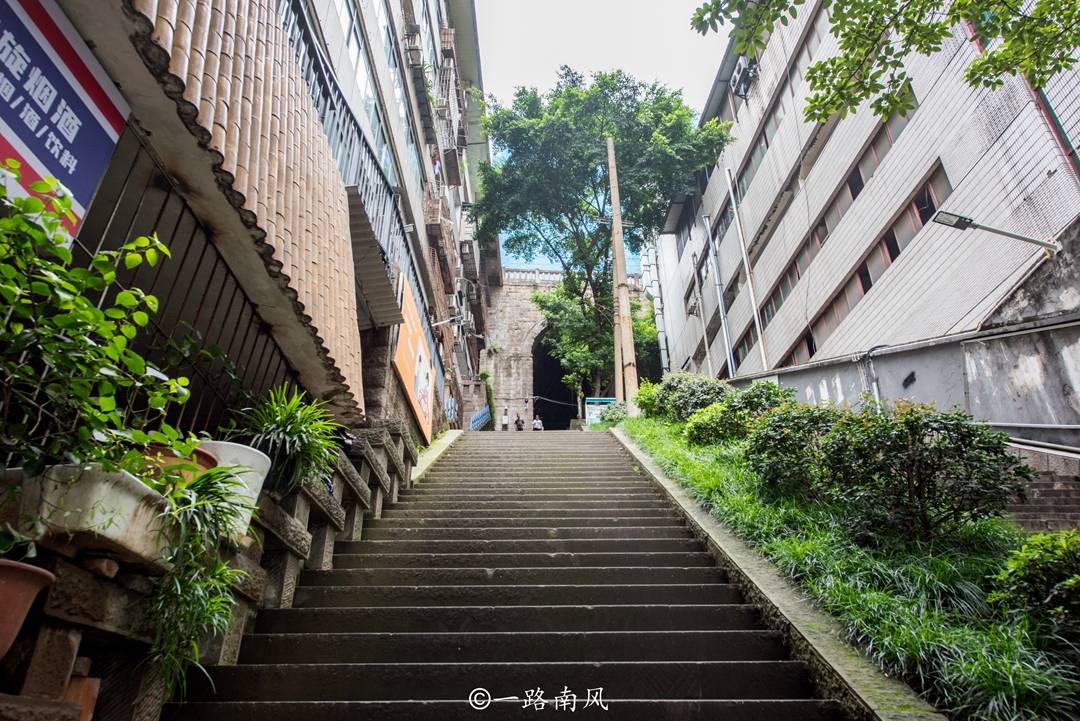 景点|外地人难以理解的三个重庆景点，颠覆了传统认知，游客越来越多