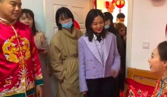 职场 辛芷蕾参加弟弟婚礼，看到照片一个细节后，网友都赞她是高情商