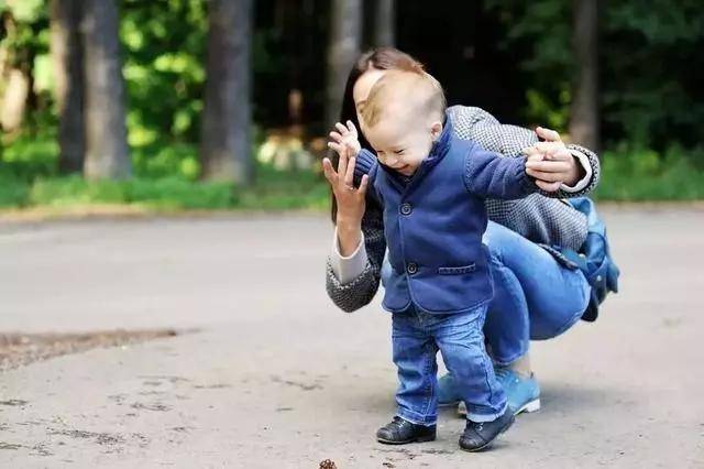 孩子行走敏感期,家長如何幫助他們少走彎路 