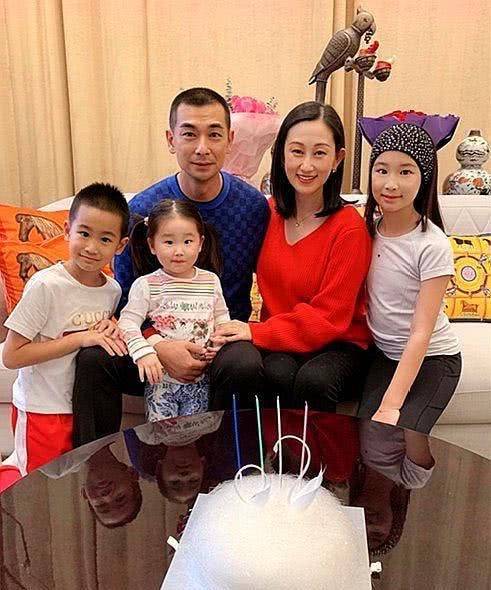 颜色 赵文卓老婆罕见公开露面，穿西装裙大气端庄，但妆太浓不真实！