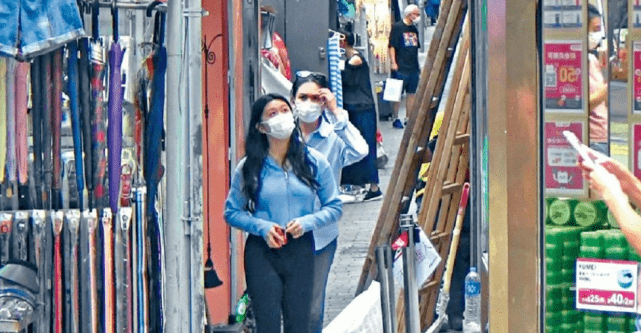 身材 53岁邱淑贞罕见露面!穿拖鞋跟女儿逛街,沈月穿健美裤提臀好性感