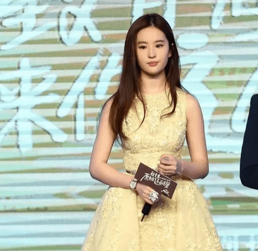 显得 刘亦菲穿钉珠礼裙太美了,淡黄色薄纱温柔浪漫,简直就像仙女下凡