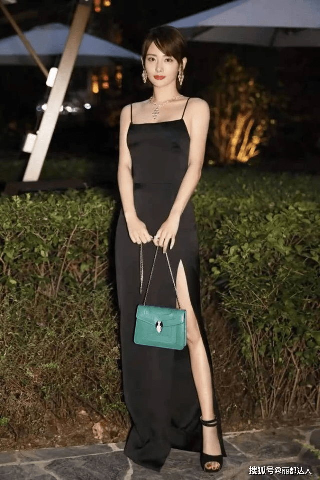身材 张嘉倪为显身材太拼了,穿连衣裙腰间勒“金腰带”,身材太惹眼