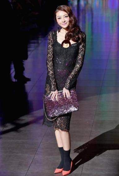 下半身 昆凌化浓妆穿搭时尚，站在一众明星中站C位很吸睛，气质太绝了