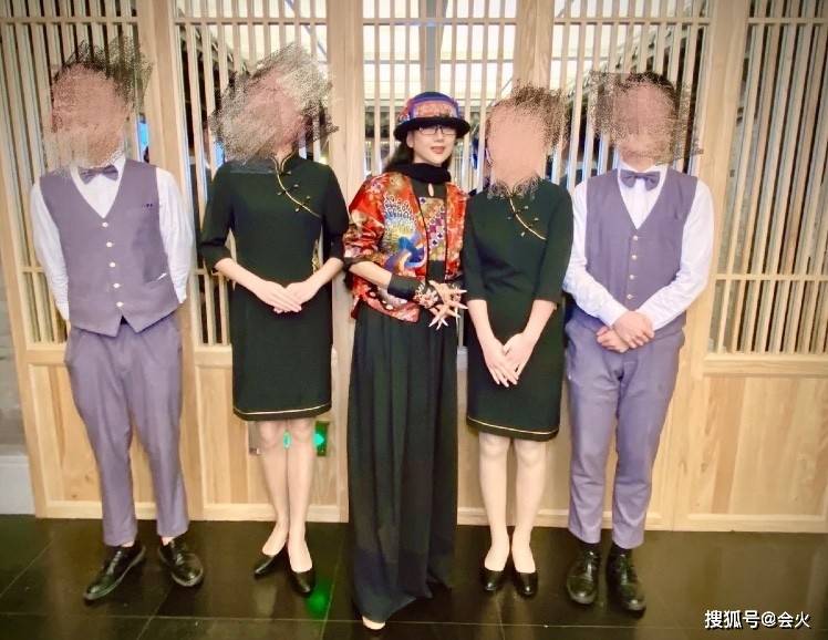 杨丽萍62岁杨丽萍吃火锅被拍！与异性合照笑容满面，打扮华丽脸仅巴掌大