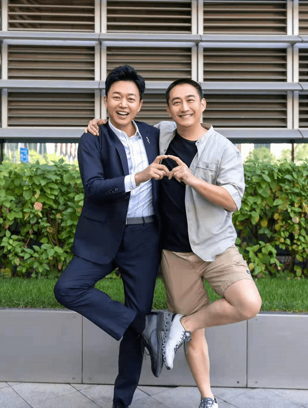 梅亭 46岁梅婷跟海清飙戏超期待,新剧要大火!杀青照穿衬衫美貌出众