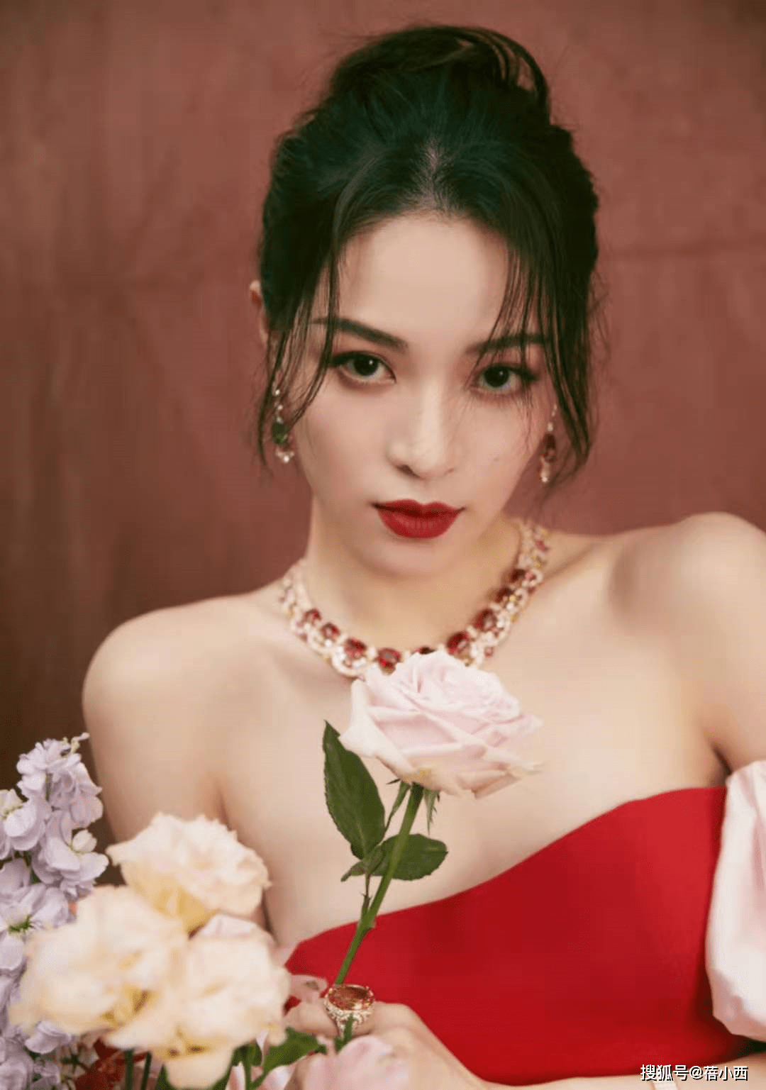 超越 钟楚曦的气场很难被超越，穿红色紧身礼服明艳照人，曲线感十足