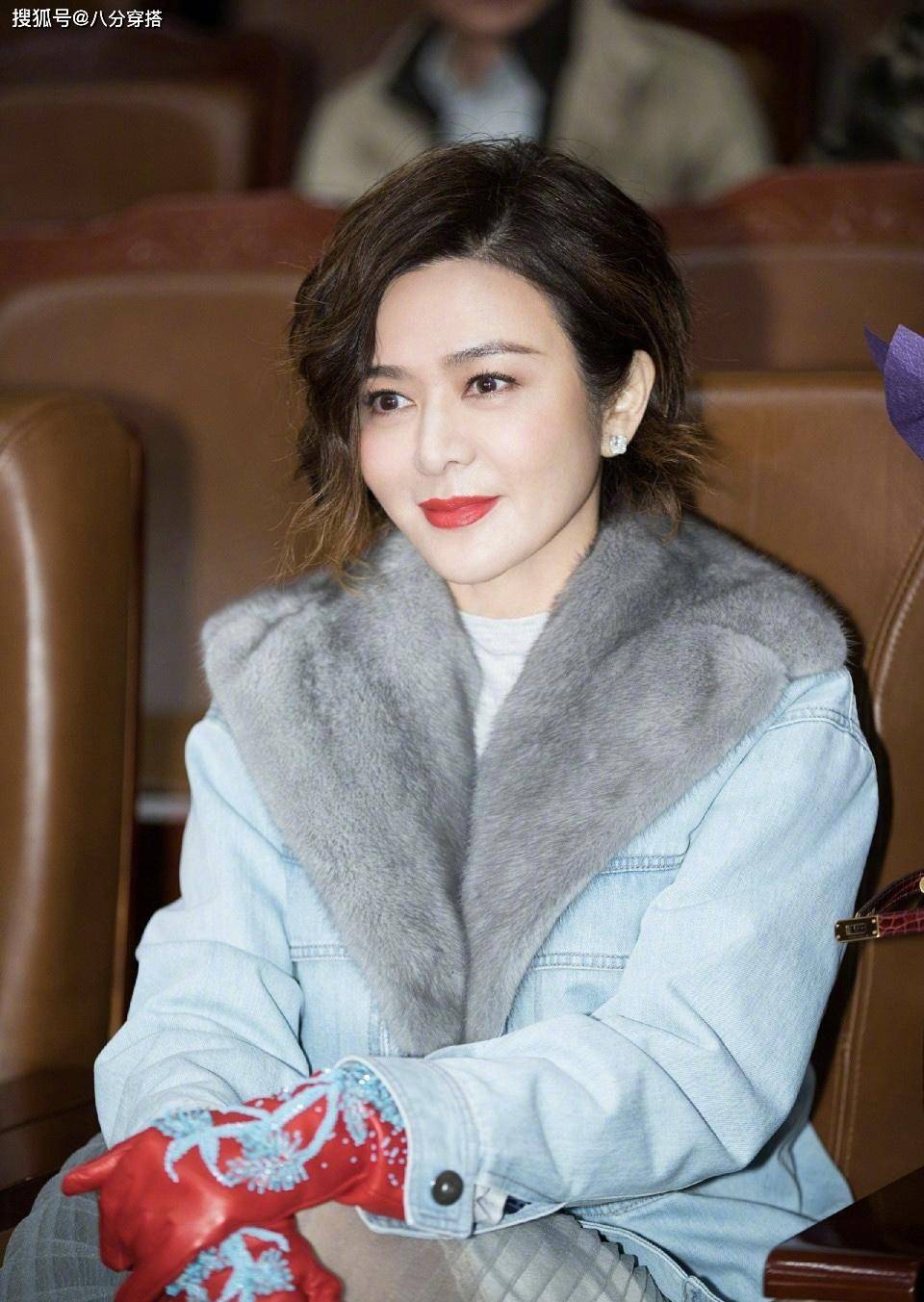 黑色 粉白配太温柔，关之琳粉色套装配白衬衫干练又知性，温柔又减龄