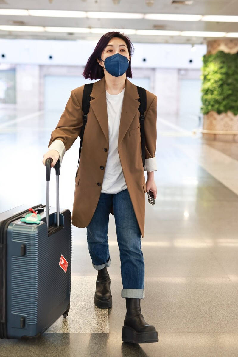 显得 47岁杨千嬅还这么潮，牛仔夹克+皮靴经典时髦，头发染蓝色很个性