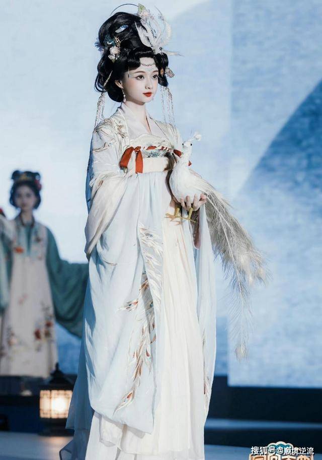 凤凰仙她们不像是来走秀，倒像是天上仙女来“赴宴”的！