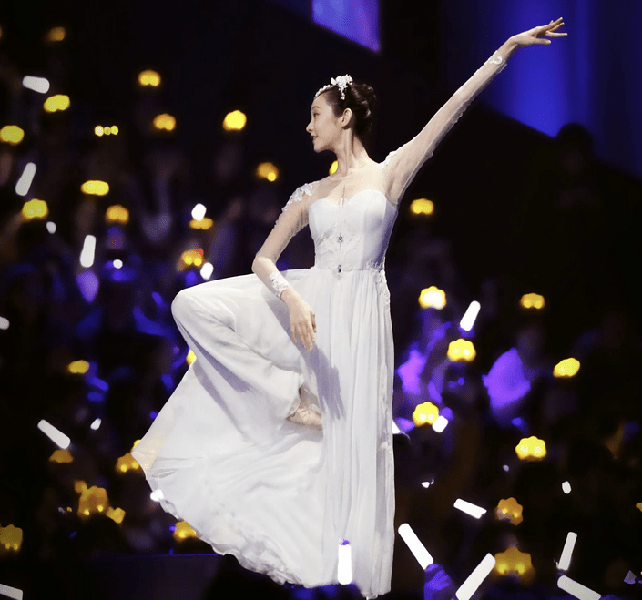 女星和素人是不是真的不一样啊?麦迪娜产后身材都比大部分女孩好