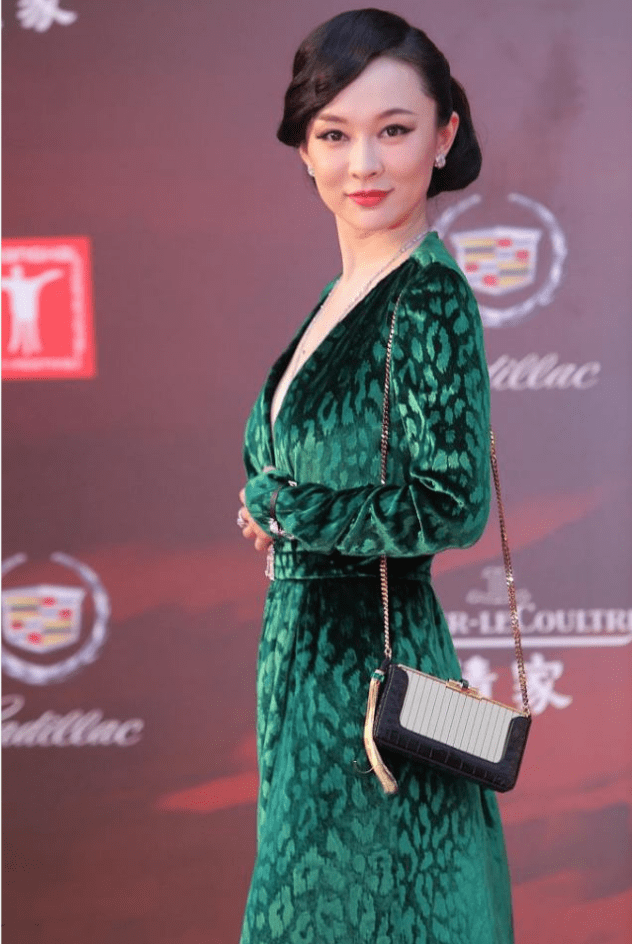 显得 霍思燕这裙子看着普通，可设计得挺“心机”，大V领+开叉真撩人