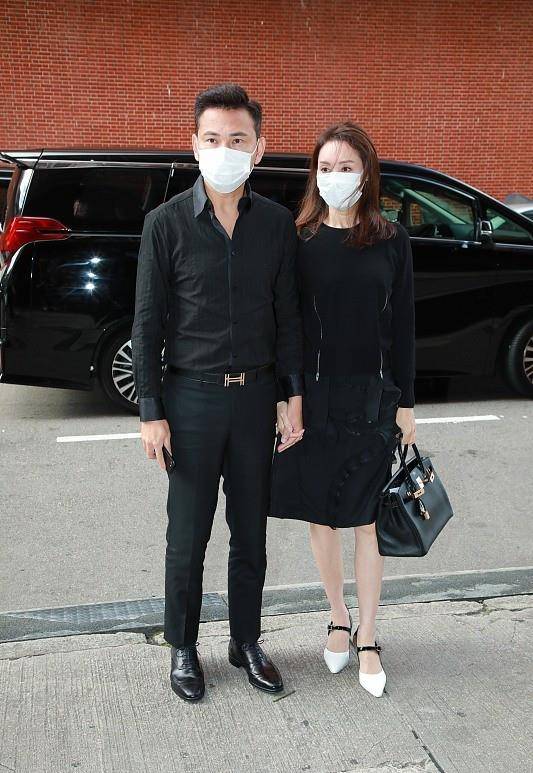 服装 郭可盈保养得真好，看生图真的嫩，穿的黑色服装时髦还妩媚