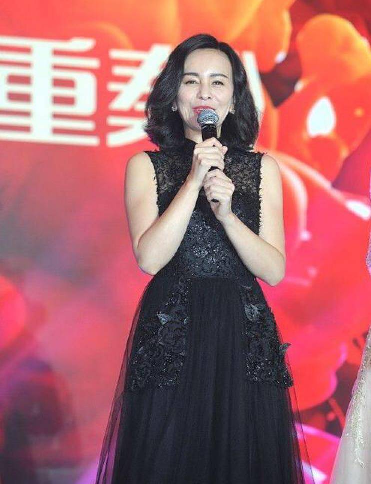 黑色 年过半百的王琳韵味真足，穿黑色印花纱裙端庄优雅，比30岁时还美